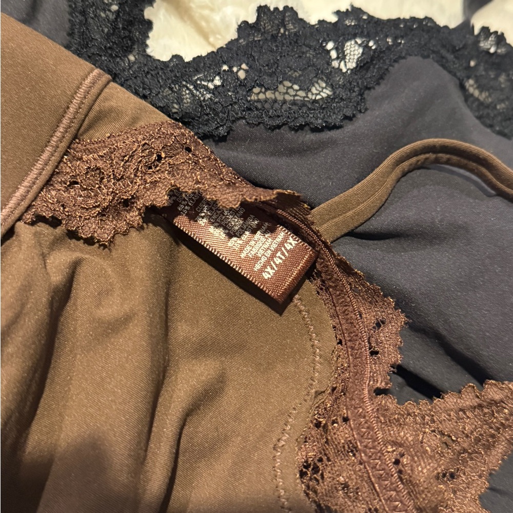 SKIMS Lace Triangle Bralette - Picture 2 of 3